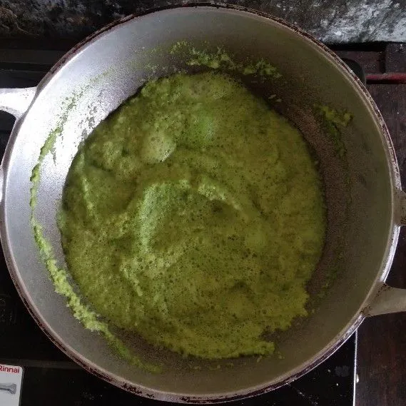 Tumis bumbu yang telah di haluskan tadi dengan minyak goreng.