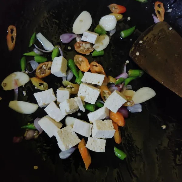 Masukkan tahu, aduk rata.