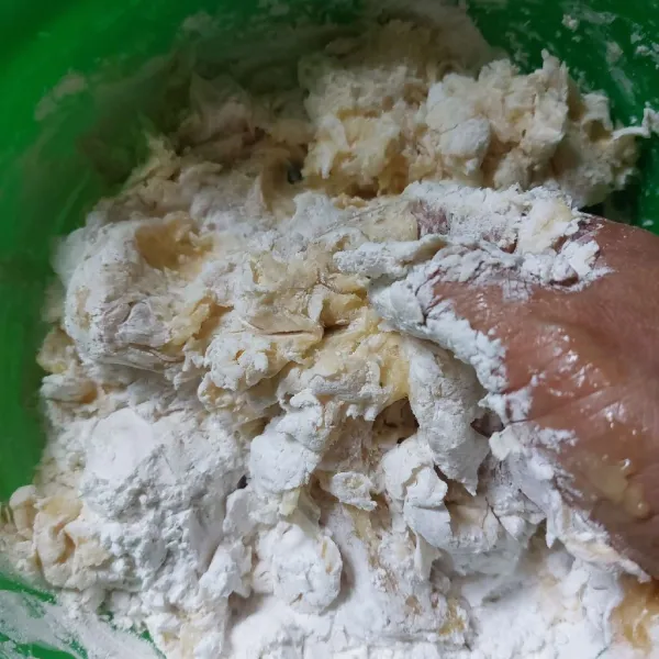 Tambahkan tepung tapioka bertahap, aduk hingga tercampur rata dan menjadi adonan yang bisa dibentuk