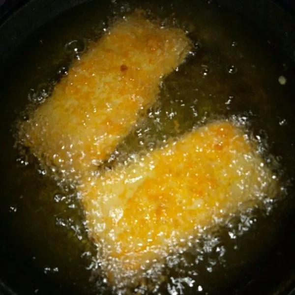 Siapkan wajan dan minyak secukupnya, lalu panaskan. Setelah panas masukkan risol roti kedalam minyak dan masak hingga kuning kecoklatan.