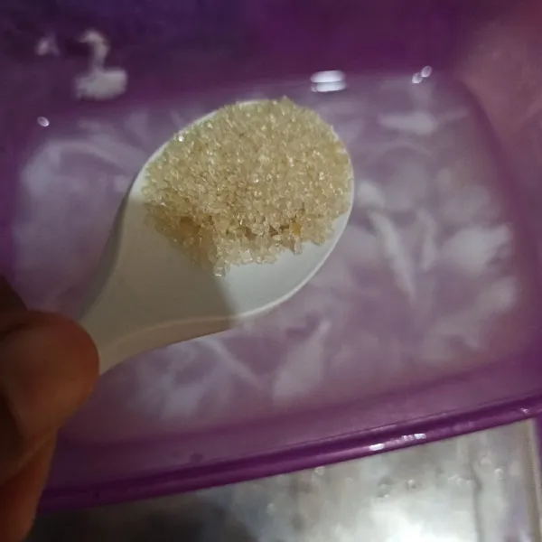 Beri gula dan garam ke air kelapa dan kelapa muda. Aduk hingga larut.