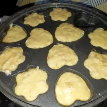Panaskan cetakan dan tuang adonan secukupnya, tutup cetakan dan masak dengan api kecil saja.