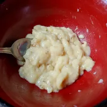 Kupas pisang dan lumatkan.