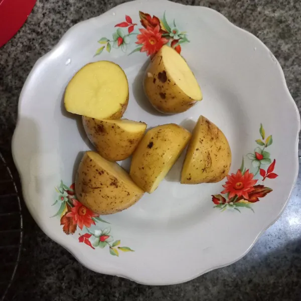 Potong kentang kemudian kukus atau rebus hingga matang, sisihkan.