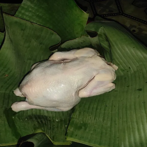 Siapkan mangkok atau baskom. Alasi dengan daun pisang. Masukan ayam.