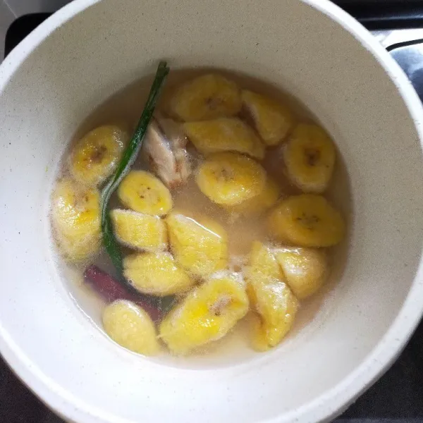 Dan masak hingga pisang berubah hingga agak bening, lalu matikan api.