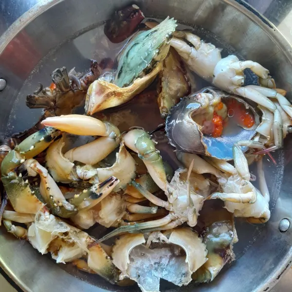 Didihkan secukupnya air,masukkan kepiting yang sudah di bersihkan. Masak hingga kepiting berubah warna,angkat,buang air rebusan nya,sisihkan.