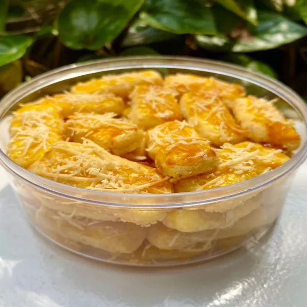 Panggang selama 25 menit dengan api sedang cenderung kecil. Kastengel siap dihidangkan sebagai kue lebaran atau sebagai hantaran sanak saudara.