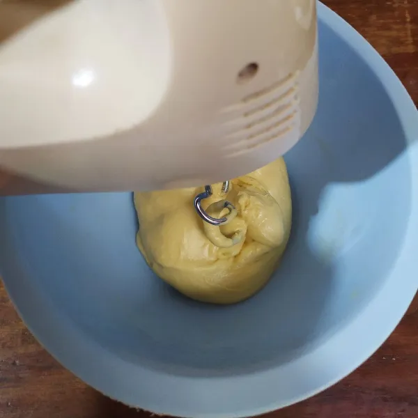 Masukkan margarin dan garam, mikser lagi hingga kalis.
