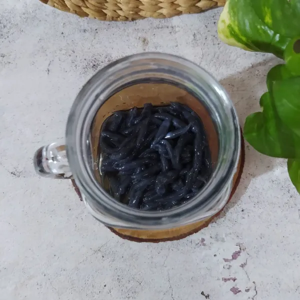 Tuang syrup gula aren.
Masukkan dawet ireng.