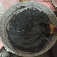 Nyalakan kompor, masak sambil diaduk. 
Setelah adonal mengental dan meletup-letup, matikan apinya.