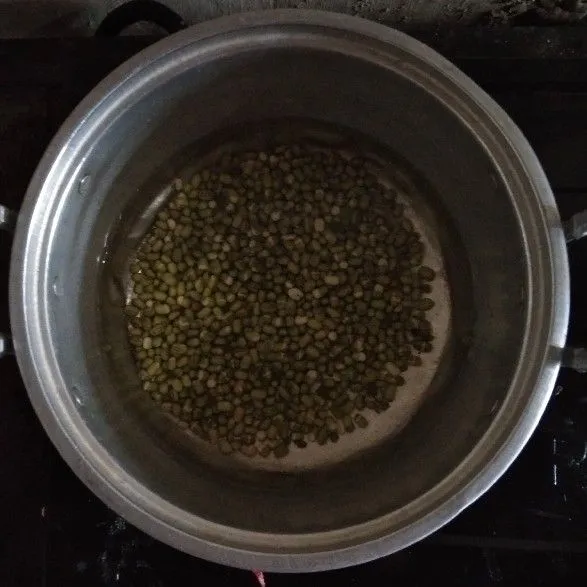 Rendam kacang hijau selama 1 malam. Rebus kacang hijau dengan air hingga pecah.