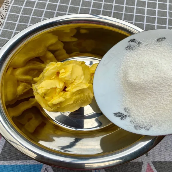 Siapkan wadah, tambahkan mentega dan gula halus. Aduk hingga tercampur rata.