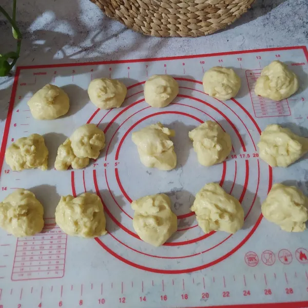 Kempiskan adonan lalu bagi dan timbang dengan berat 31 gr.