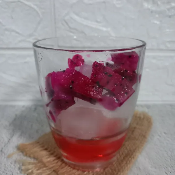 Masukkan potongan buah naga.