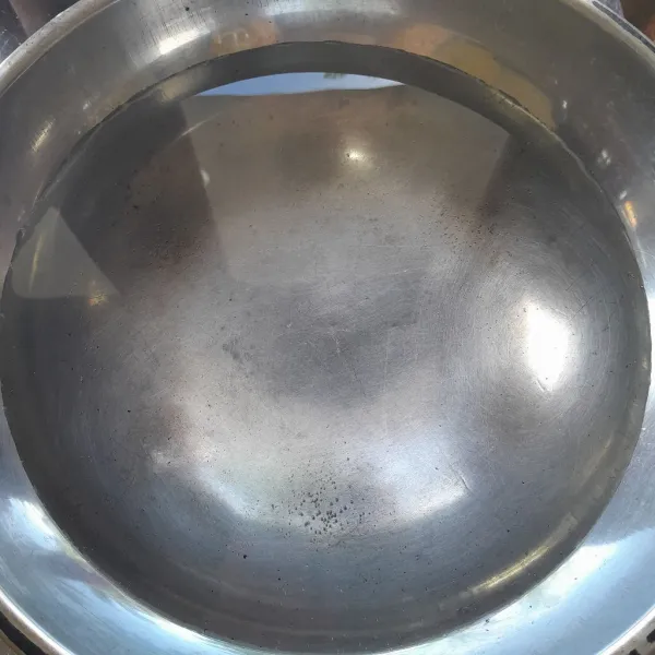 Didihkan secukupnya air dalam panci. Setelah mendidih, kecilkan api kompor ke api yang paling kecil.