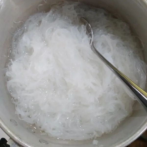 Seduh bihun dengan air panas, tiriskan