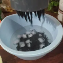 Siapkan baskom berisi air matang dingin dan es batu untuk menampung hasil cetakan cendol.
Segera pindahkan adonan yang masih panas ke cetakan cendol. Tekan sambil agak digoyang supaya hasil cetakannya pendek-pendek. Jika tidak punya bisa pakai kantung plastik segitiga, lalu potong sedikit ujungnya. Pencet-pencet di atas baskom.