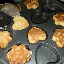 Bila bagian bawah sudah nampak kecokelatan, segera balik dan masak sampai matang.