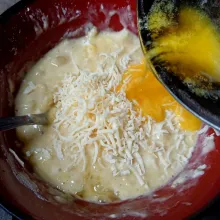 Masukkan margarin dan keju parut, aduk rata.