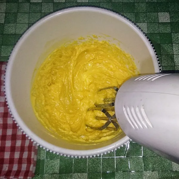 Kocok dengan mixer hingga tercampur rata, kemudian masukkan vanili bubuk dan baking powder sambil terus di kocok dengan mixer hingga adonan lembut. Masukkan kopi istant dan moka pasta. Mixer kembali hingga tercampur rata dan benar- benar merata.