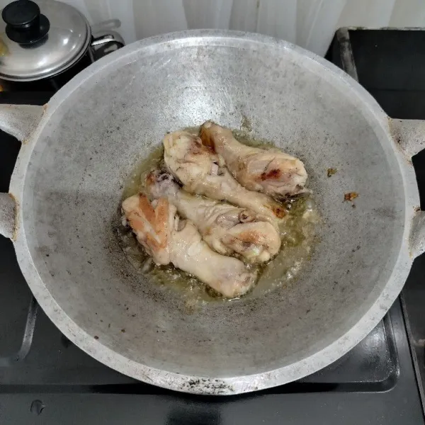 Kemudian goreng ayam hingga matang, tetapi tidak kering. Angkat.