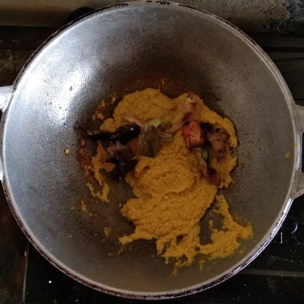 Tumis bumbu dengan minyak goreng hihgga matang dan tercium aromanya. Tambahakan daun salam dan serai. Tumis merata.