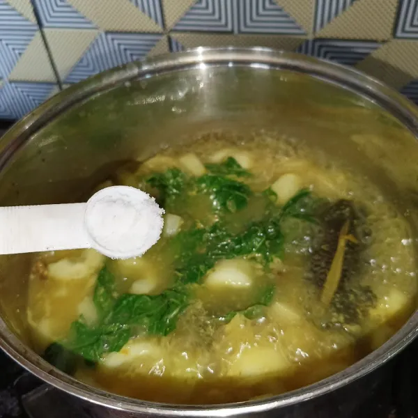 Tambahkan garam, gula pasir dan kaldu jamur. Masak sampai matang, koreksi rasanya dan siap disajikan.