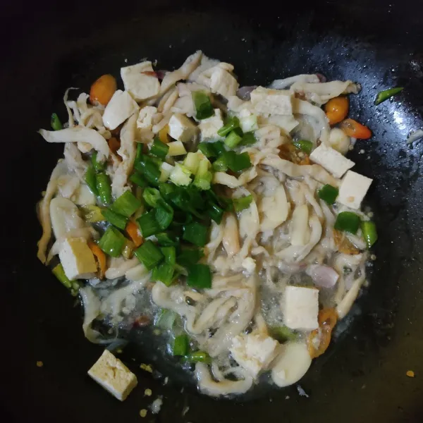 Masukkan daun bawang, aduk rata, matikan api.