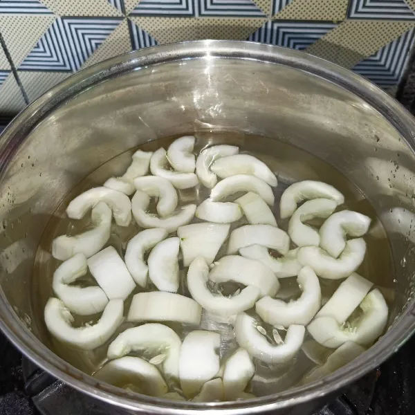 Rebus timun dan air di panci.