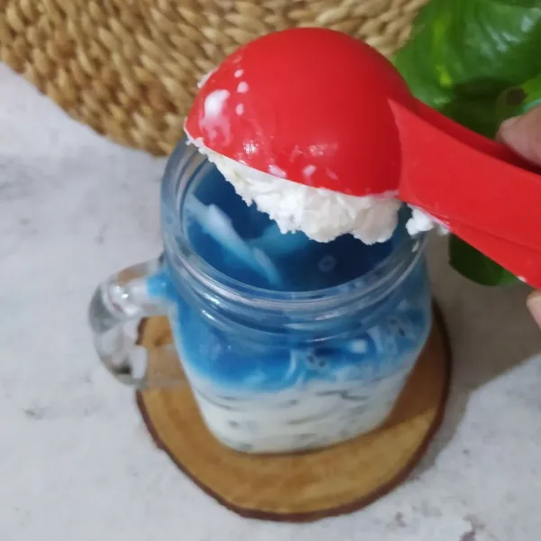 Beri topping 1 scoop es krim.