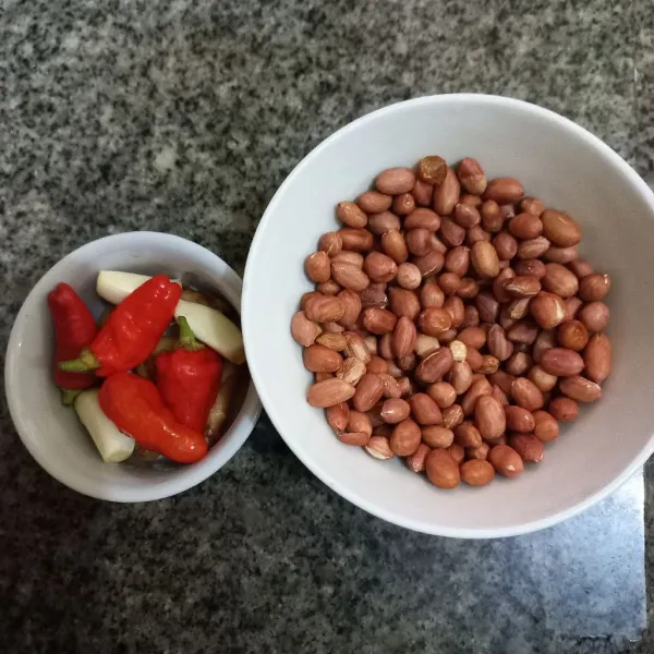 Siapkan kacang tanah matang, kencur, cabe rawit dan bawang putih.