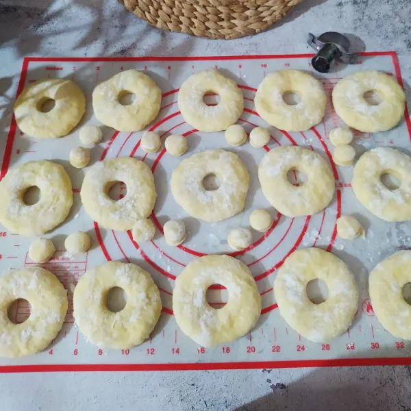 Pipihkan untuk mengeluarkan gas lalu lubangi tengahnya.