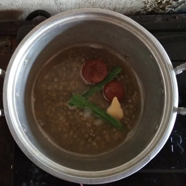 Rebus kacang hijau dengan air hingga pecah. Setelah itu masukkan jahe, daun pandan, garam, gula merah. Aduk-aduk hingga mendidih dan kacang hijau pecah.