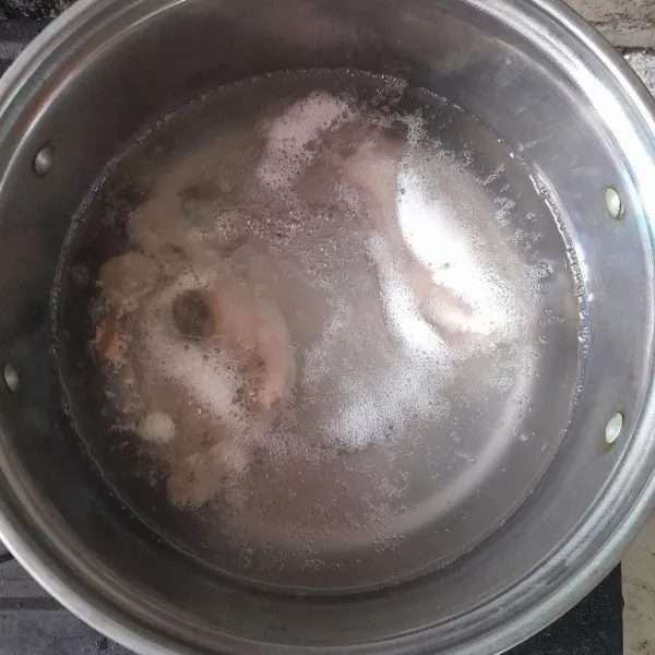 Rebus ceker bersama bawang putih halus hingga mengeluarkan kaldu.