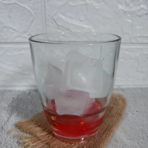 Masukkan es batu secukupnya.