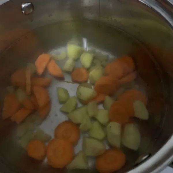 Potong wortel dan kentang masukkan ke panci