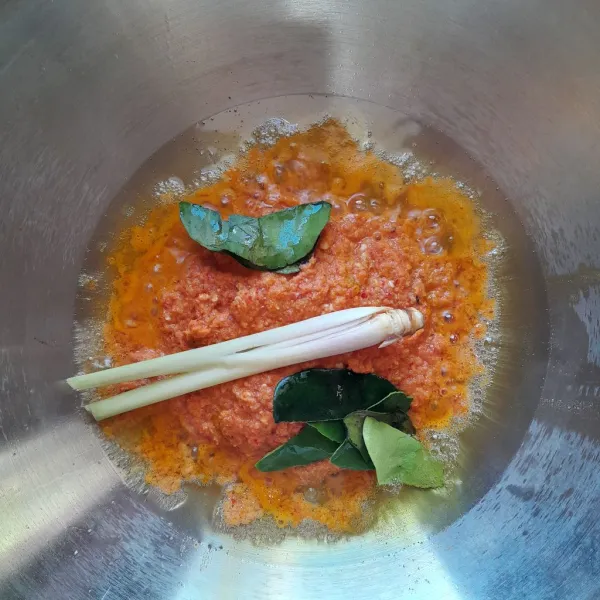 Panaskan secukupnya minyak dalam wajan. Masukkan bumbu yang sudah di haluskan,serai dan daun jeruk,aduk rata. Masak hingga bumbu harum.