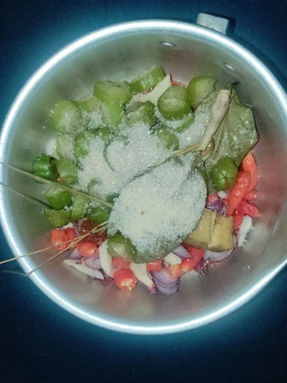 Masukan semua bumbu kedalam mangkok.