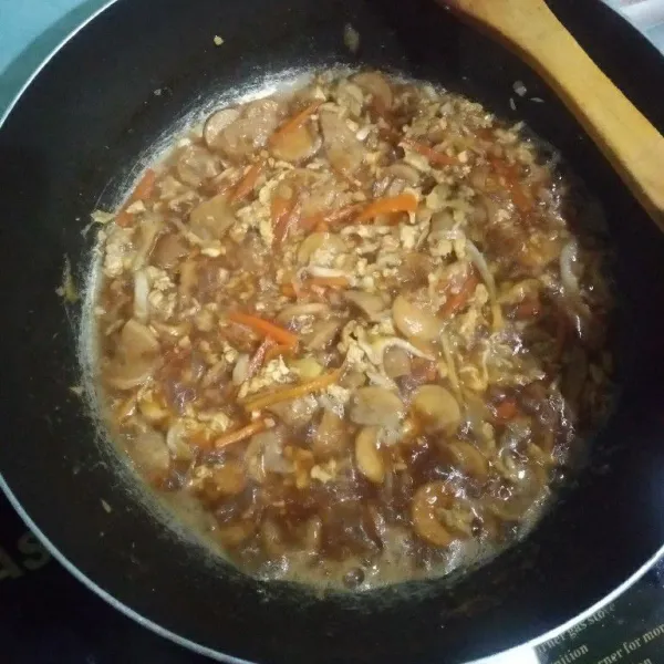 Beri bumbu, kecap manis, kecap asin, saos tiram, minyak wijen, garam, gula, kaldu bubuk, lada bubuk, aduk rata, koreksi rasa