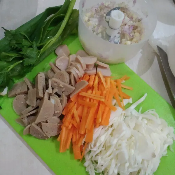 Cincang bawang merah, bawang putih, iris iris sosis, bakso, wortel, kubis, daun bawang dan seledri, sisihkan