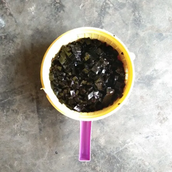 Potong dadu kecil cau hitam, cuci hingga bersih dan tiriskan.