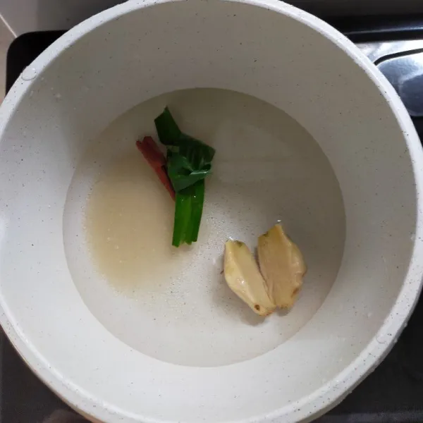 Tuang air kedalam panci lalu tambahkan kayu manis,gula pasir,jahe dan daun pandan.