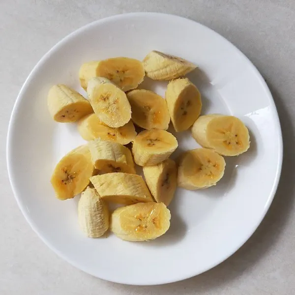Potong-potong pisang lalu sisihkan.