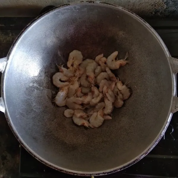 Tumis udang dengan sedikit minyak hingga matang.