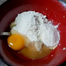 Campur tepung terigu, gula pasir, telur, krimer bubuk, baking powder, vanili bubuk dan garam.