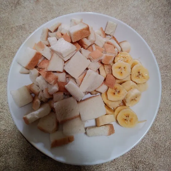 Siapkan roti tawar yang sudah dipotong kotak kecil, untuk pisang potong bulat.