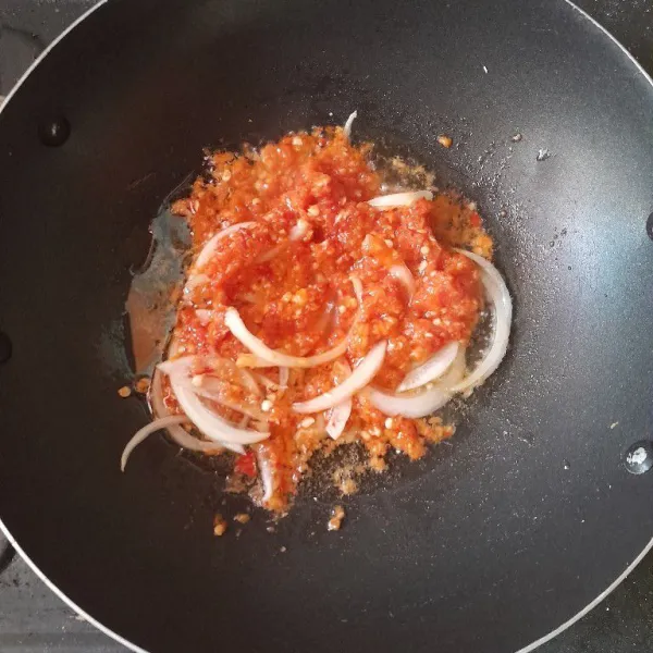 Tumis bumbu halus bersama bawang bombay hingga matang dan harum.
