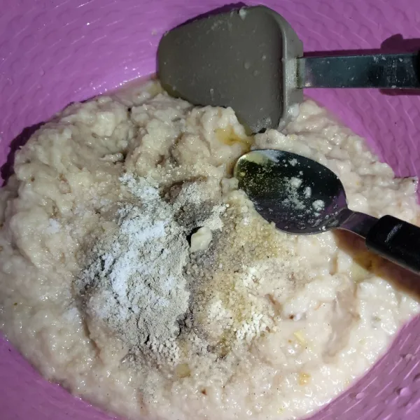 Setelah halus, tambahkan garam, gula pasir, merica bubuk, dan penyebab rasa. Aduk sampai rata.