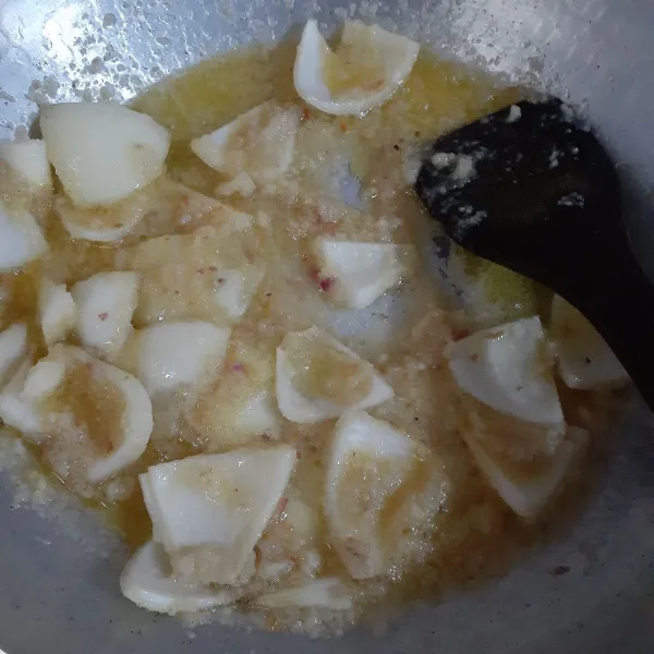 Panaskan minyak sayur dan mentega dengan api sedang, tumis bumbu halus hingga tidak berbau langu. Masukkan bawang bombay dan tumis hingga layu.